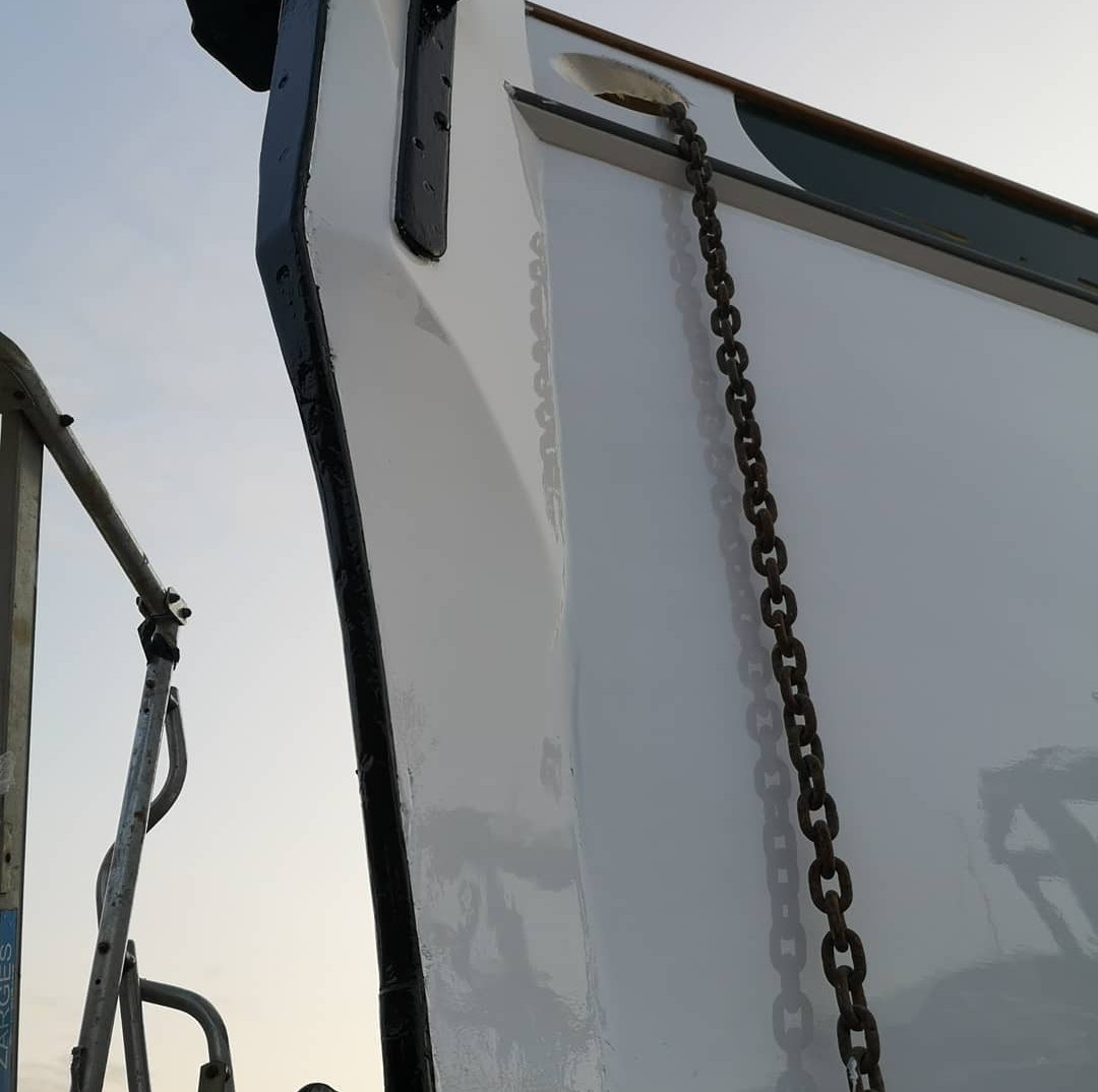 Rhoda's stem and bow in finished white gloss, with her black stem band and anchor chain